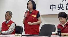 非洲豬瘟中央前進應變所在農業部防檢署台中分署舉辦說明記者會，由農業部次長杜文珍（中）主持，報告防疫工作進度。資料照片
