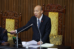 立法院31日三讀通過花蓮馬太鞍溪堰塞湖災後重建特別條例，經費上限新台幣300億元協助災民重建。圖
為立法院長韓國瑜敲槌。
