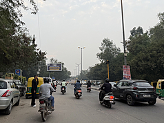 印度德里空污持續惡化，街頭一片霧茫茫。
