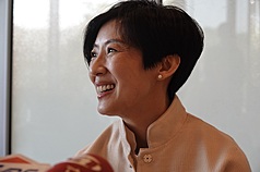 台灣領袖代表林信義女兒林玟萱分享，今年APEC晚宴請來韓星G-Dragon、車銀優，領袖家屬也熱烈討
論。
