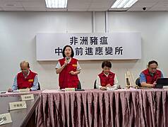 
非洲豬瘟前進應變所1日在農業部防檢署台中分署舉行說明記者會，由農業部次長杜文珍（左2）主持。資料照片。