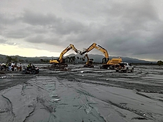 花蓮馬太鞍溪堰塞湖溢流災情發生超過1個月，仍有5人失聯，自發性協助挖掘的重機械業者陸續退場，花蓮縣消防局辦理災區重機具招摽作業，將與家屬持續搜尋失聯者。（花蓮縣消防局提供）
