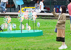 中央氣象署1日表示，東北季風影響，北部及東北部天氣較涼，其他地區早晚也有涼意。圖為民眾穿著長袖衣物在華山文創園區逛市集拍照。