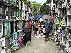 菲律賓民眾每年在11月1日的「萬聖節」和11月2日的「萬靈節」掃墓。圖為馬尼拉南墓園內，民眾追思逝去的親人。
