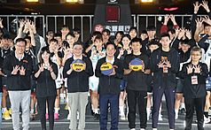 「2025總統盃全民運動賽事3x3籃球賽總決賽」開幕式1日在凱達格蘭大道舉行，總統賴清德（前中）、
行政院長卓榮泰（前左3）、運動部長李洋（前右3）等人出席合影。