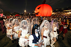 「2025高雄萬聖節」活動1日晚間上演重頭戲創意扮裝遊行，由主題樂園「墓碑鎮」團隊打頭陣，帶來精
心設計的「搞怪行軍秀」，還有各校與社區的隊伍，每個人都精心打扮，造型吸睛。（高雄市政府教育局提供）