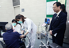 假日急症中心(Urgent Care Center, UCC)首日255人就診、8據點為個位數。衛生福利部部長石崇良（右）4日表示，UCC平時分流輕症，特殊期能作為急救中心，為未來危機練兵，運作一段時間後也會滾動檢討。 (圖：中央社)