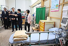 假日急症中心六都據點正式上路。圖為衛福部長石崇良（前右3）2日下午訪視新北土城恩樺醫院，查看緊急處置區等區域。
