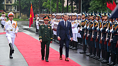 2日下午河內飄雨，但不減越南軍方對美國國防部長赫格塞斯（Pete Hegseth）的熱情歡迎。歡迎典禮演奏國歌後，赫格塞斯（前排右）接受越南三軍禮儀隊迎接。前
排中為越南國防部長潘文江。
