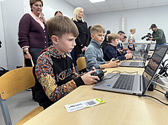 立陶宛計畫至2028年成立9所無人機訓練中心，提供孩童學習無人機操作技能，第3所AirTech中心近日於約納瓦市正式啟用。圖為開幕活動上，學童體驗無人機模擬器。