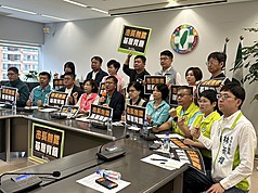 台中市政府動物保護防疫處人員2日逕自進入非洲豬瘟案例場清潔消毒，民主進步黨台中市議會黨團3日舉行記者會，要求市府釐清真相究責，不要卸責基層人員。
