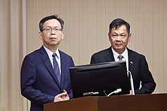 立法院交通委員會3日審查「氣象法部分條文修正草案」，交通部常務次長林國顯（左）、氣象署長呂國
臣（右）列席備詢。

