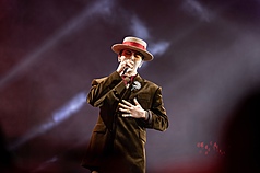 香港宏福苑近期發生大火死傷慘重，韓國歌手G-Dragon捐款100萬港幣，將用於協助公寓火災現場進行救援與重建的消防人員與志工。