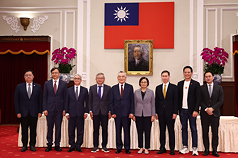 PD
APEC台灣代表團合影
2025APEC領袖會議落幕，台灣代表團3日在總統府舉
行記者會說明成果，會後台灣APEC領袖代表林信義
（中）與國安會諮詢委員徐斯儉（左3）、國科會主
委吳誠文（左4）、行政院政委楊珍妮（右4）、外交
部國際組織司長孫儉元（右3）、台灣大哥大總經理
林之晨（右2）、宏碁董事長陳俊聖（左2）等團員合
影。
中央社記者王騰毅攝  114年11月3日
