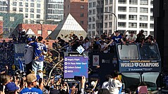 道奇1日在多倫多擊敗藍鳥，連2年奪得世界大賽冠軍，締造美國職棒25年來的首次連霸王朝，全隊3日登上雙層巴士在洛杉磯市中心遊街，2.7公里走了45分鐘，在滿天藍白紙花飄散下，沿路接受球迷英雄式歡呼。