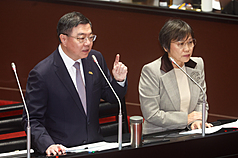 行政院長卓榮泰(左)與內政部長劉世芳4日赴立法院施政報告並備詢。