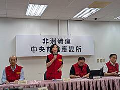 非洲豬瘟中央前進應變所4日在農業部動植物防疫檢疫署台中分署辦記者會，由農業部次長杜文珍(左
2)主持，說明經全國密集通報檢視，除案例場外，其他養豬場目前都是呈現陰性。