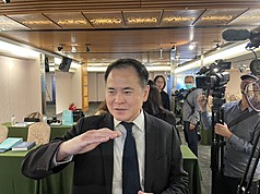 台灣機械工業同業公會4日舉行機械工業80年史發表會，公會理事長莊大立受訪表示，今年機械業出口值及產值可成長，業界不希望新台幣匯率大起大落，期盼緩升或緩降。
