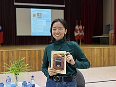 台美作家兼譯者金翎與譯作「台灣漫遊錄」合影。資料照。