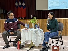 「台灣漫遊錄」英文版譯者金翎（右）與多倫多大學比較文學博士候選人兼講師慕夏（Matthew Mucha，左），在多倫多台北文化中心舉行「書蟲俱樂部」文學對談講座。