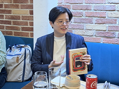 小說家楊双子（圖）4日在印度暢談她在著作「台灣漫遊錄」中欲傳達的理念，並盼書中對女性情誼的描繪，讓印度對性別平權有別於傳統的想像。
