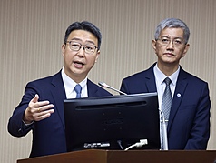 立法院交通委員會5日審查「電信管理法」、「商港法」、「船舶法」修正草案，交通部長陳世凱（左）列席備詢。右為航港局長葉協隆。
