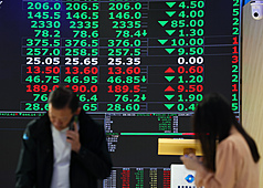 台股7日開低震盪，早盤下跌超過200點，最低達到27698點。