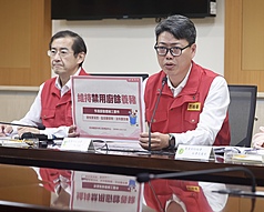 MD
豬肉6日解禁運 7日解禁批發屠宰
非洲豬瘟中央災害應變中心5日在農業部動植物防疫
檢疫署召開記者會，宣布11月6日中午12時解禁活豬
的運輸，7日零時起恢復豬隻拍賣、屠宰與屠體運
送，維持禁用廚餘養豬。圖右為農業部防檢署動物防
疫組林念農組長。
中央社記者張皓安攝　114年11月5日
