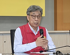 農業部長陳駿季（圖）今天(6日)公布台中梧棲養豬場最新採檢結果，52處地點仍有3處呈現核酸陽性。資料照片
