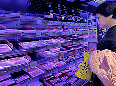 非洲豬瘟禁宰禁運將解封。圖為連鎖超市民眾採買火鍋肉片。
中央社記者趙世勳攝　114年11月5日
