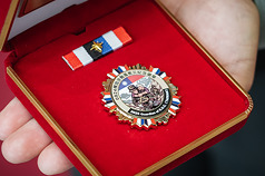 國防部5日表示，部長顧立雄下午主持「樺加沙颱風救援有功官兵」表揚大會，並頒發具有「颱風渦旋與群山背景」意象的救災紀念章給陸海空軍共101位官兵代表。（國防部提供）