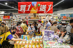 主計總處6日公布10月消費者物價指數（CPI）年增率為1.48%，漲幅較9月略為擴大，扣除蔬果、能源後的核心CPI則為1.84%。圖為百貨公司週年慶採購人潮。
