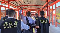 盧姓中國籍男子（舉手者）6日在金門縣政府前拋撒寫有「統一台灣」等字句傳單，遭強制驅逐出境。移民署人員將盧男帶往小三通碼頭途中，他還數度高喊「兩岸和平統一」、「打倒台獨」等語。 (圖：中央社)