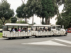多托小火車在義大利許多城市可見，圖為位在羅馬市中心波格澤公園的多托小火車。