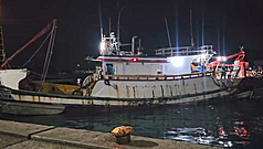 漁船「立發168」6日在富貴角北方海域翻覆，友船「立發368」救起3名船員，另有3名船員失蹤，圖為
「立發368」7日凌晨返抵八斗子漁港。