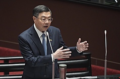 針對全球經貿競爭下關稅與稀土的對台雙重夾擊，行政院長卓榮泰7日答詢時強調，政府將在對等原則下維護貿易平衡，並強化戰略物資管理，以確保產業安全與供應穩定。 (圖：中央社)