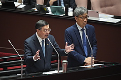 行政院長卓榮泰（左）與農業部長陳駿季（右）7日列席立法院院會，答詢立委的非洲豬瘟相關議題。