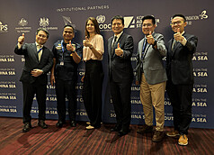 2025年「馬尼拉南海對話」5日至7日在馬尼拉舉辦，駐菲律賓副代表李廷盛（右3）偕同多名台灣學者參加。圖為台灣團部分成員與菲律賓海岸防衛隊發言人塔瑞耶拉（左2）及他國學者合影。 (圖：中央社)