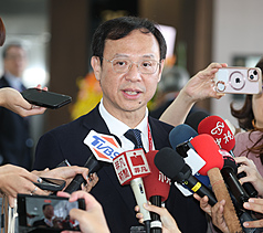 衛福部長石崇良8日在台大醫院國際會議中心出席「2025台灣醫學週─台灣聯合醫學會學術演講會」，會後受訪，回應健保補充保費等議題。
