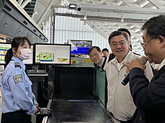 行政院長卓榮泰（右2）8日至桃園國際機場視察非洲豬瘟邊境檢疫措施時視察X光機設備，並要求未來在檢疫上務必要運作正常。
