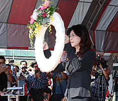 國民黨主席鄭麗文8日下午應邀前往台北市馬場町紀念公園，出席50年代白色恐怖秋祭追思慰靈大
會，現場獻花致意。