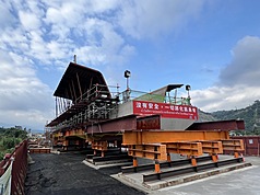 交通部鐵道局推動花東地區鐵路雙軌電氣化計畫，將花蓮至知本間共112.6公里單軌路線雙軌化，解決列車交會瓶頸，以提升列車調度靈活與路線容量。圖為山里高架橋路段。(中央社)
