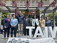 加州參議員威善高（左3）上個月底宣布投入2026年聯邦眾議院選舉，角逐裴洛西所代表的加州第11選區
席位。圖為威善高5月10日參加台灣文化節活動。(中央社/資料照片)