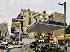 埃及8日宣布在西部沙漠發現一處新天然氣田，日產近488萬立方公尺天然氣，及750桶凝析油，可製成燃
料或汽油。圖為開羅市區加油站一角。