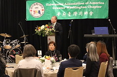 華府台灣同鄉會8日舉行感恩節餐會，現場湧入逾300
人。圖為駐美代表俞大㵢致詞。