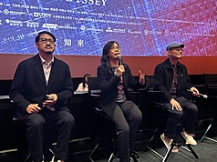 台灣半導體發展史紀錄片「造山者」在紐約舉行美東地區首映，製片蔣顯斌（左起）、導演蕭菊貞與製片陳添順出席紐約映後交流活動。