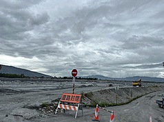 颱風鳳凰逼近，花蓮馬太鞍溪堰塞湖警戒值10日上午7時達紅色警戒；針對橫跨馬太鞍溪涵管便道，公路局已嚴密監看水情，加強巡查與現場警示，不排除啟動緊急封閉措施。
