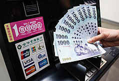 2025年政府提撥預算普發新台幣10,000元，就連取得永久居留許可的外國人、期限內出生的新生兒也能領。