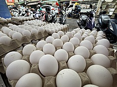市售雞蛋檢出農藥芬普尼殘留，15萬顆雞蛋流向9縣市，已緊急下架回收停售。圖為台北市一般通路販售的雞蛋。
