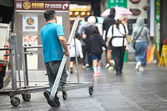 主計總處10日公布1至9月全體受僱員工經常性薪資平均數為新台幣4萬7,751元，年增3%，創近25年來同期最高。前9月「電子零組件」製造業加班工時27.5小時，更創46年來同期最高。 (圖：中央社)